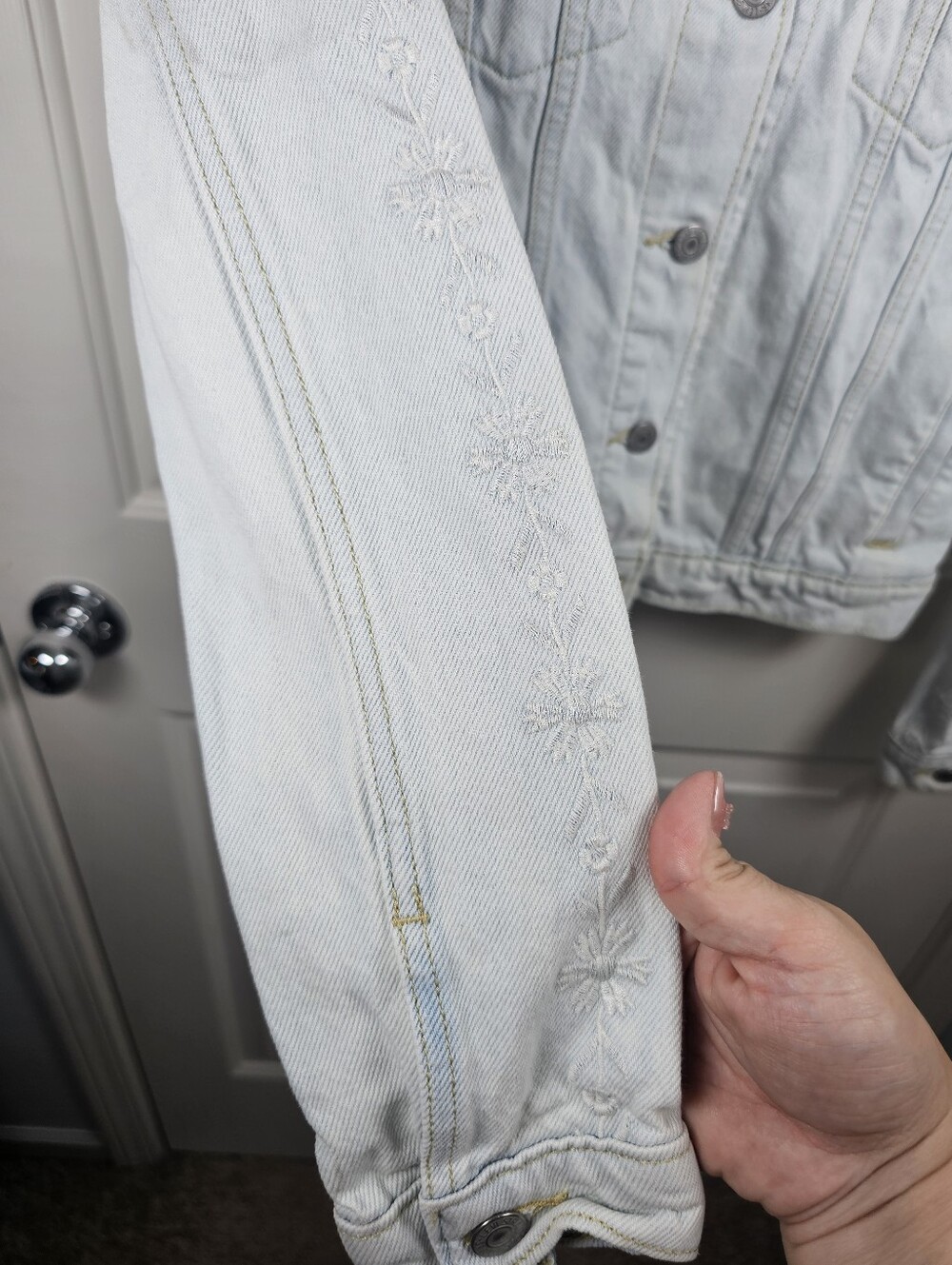 Levi’s Embroidered Floral Sleeves Light Wash Trucker Jean Jacket Women’s Size S - Picture 2 of 5